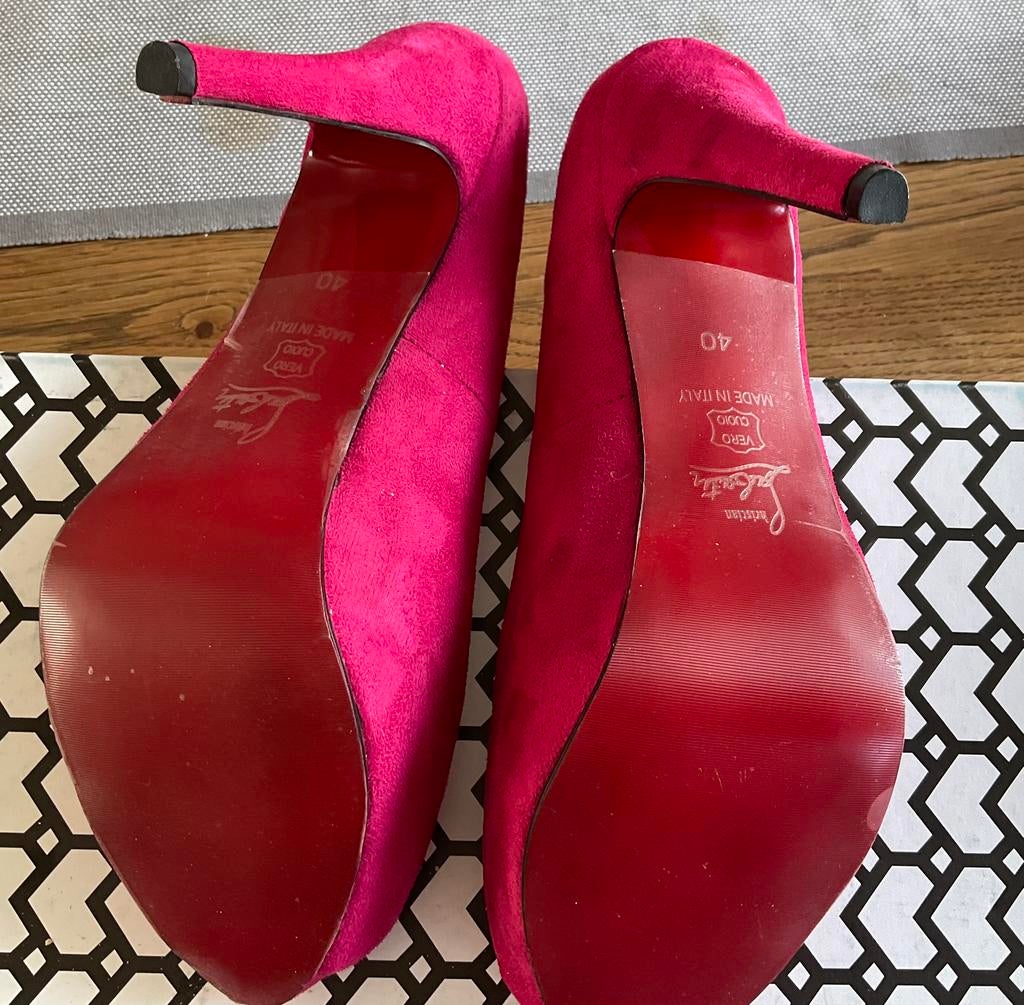 Rose Peeptoe pumps met rode zolen, Ophalen of Verzenden, Zo goed als nieuw, Schoenen met hoge hakken, Roze