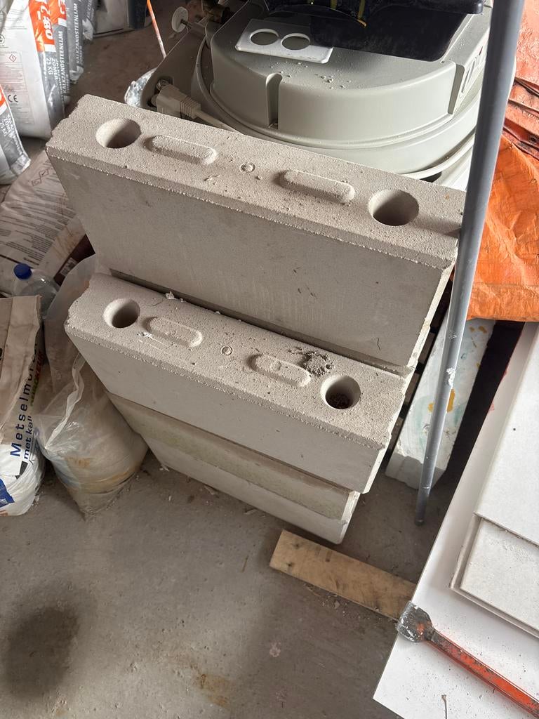 Kalkzandsteen blokken met gaten, Doe-het-zelf en Verbouw, Metselstenen, Ophalen of Verzenden, Gebruikt, Kalkzandstenen