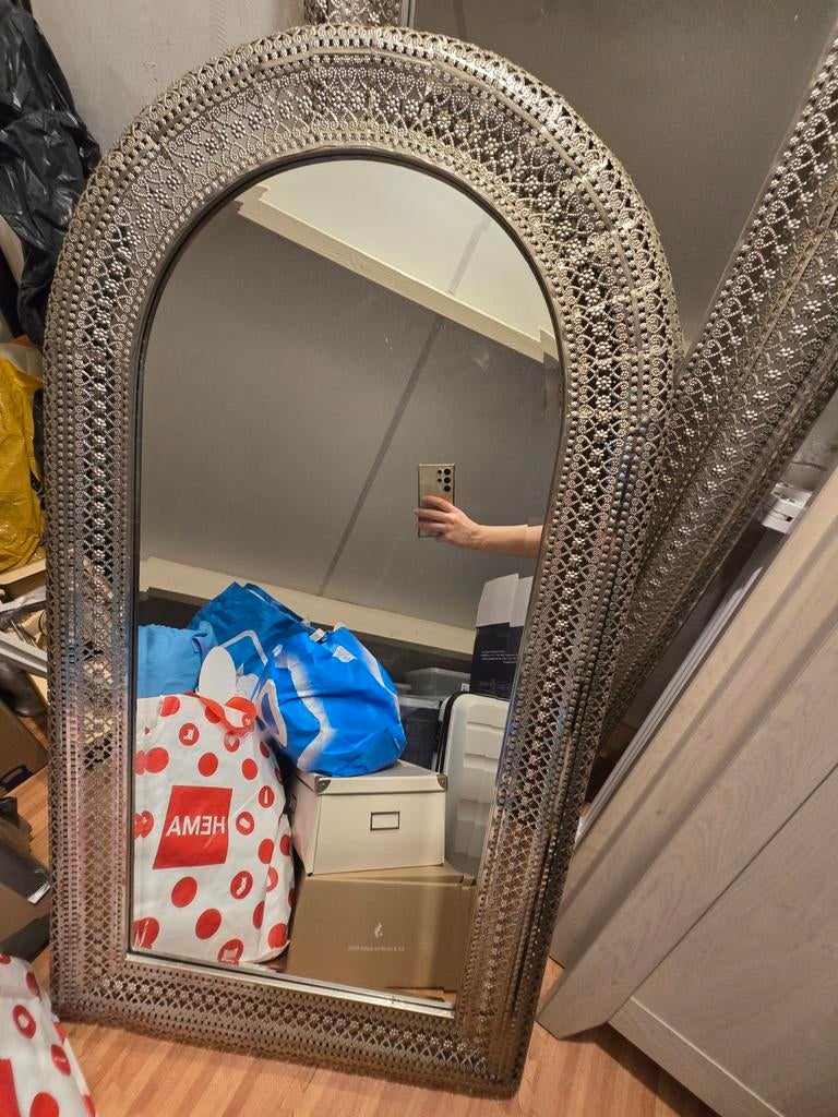 Boogspiegel met bewerkt zilverkleurig frame, Huis en Inrichting, Woonaccessoires | Spiegels, Ophalen