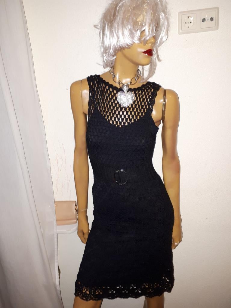 Zwart gehaakt jurkje met riem van karen millen maat 38, Maat 38/40 (M), Karen Millen, Zwart, Ophalen of Verzenden