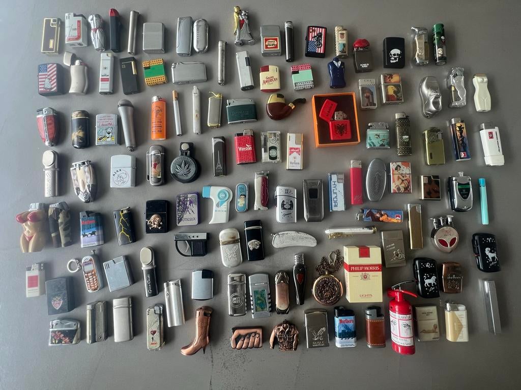 Mega collectie van 115 aanstekers, Verzamelen, Rookartikelen, Aanstekers en Luciferdoosjes, Ophalen of Verzenden, Gebruikt, Aansteker