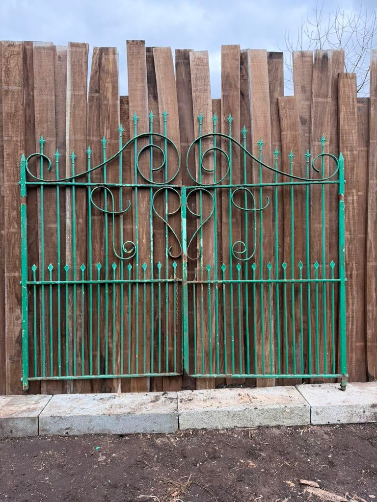 Smeedijzeren dubbele poort met sierwerk, Tuin en Terras, Tuinhekken en Hekwerk, Ophalen, Zo goed als nieuw, IJzer, Sierhekwerk