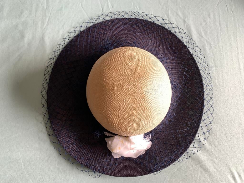 Vintage hoed met sluier en bloem, Ophalen of Verzenden, Gedragen, 56 of 57 cm (M, 7 of 7⅛ inch), Hoed