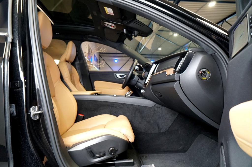 Volvo XC60 B4 155kW/211pk Aut8 MHEV Ultimate Bright PANORAMA, Gebruikt, 4 cilinders, Zwart, XC60