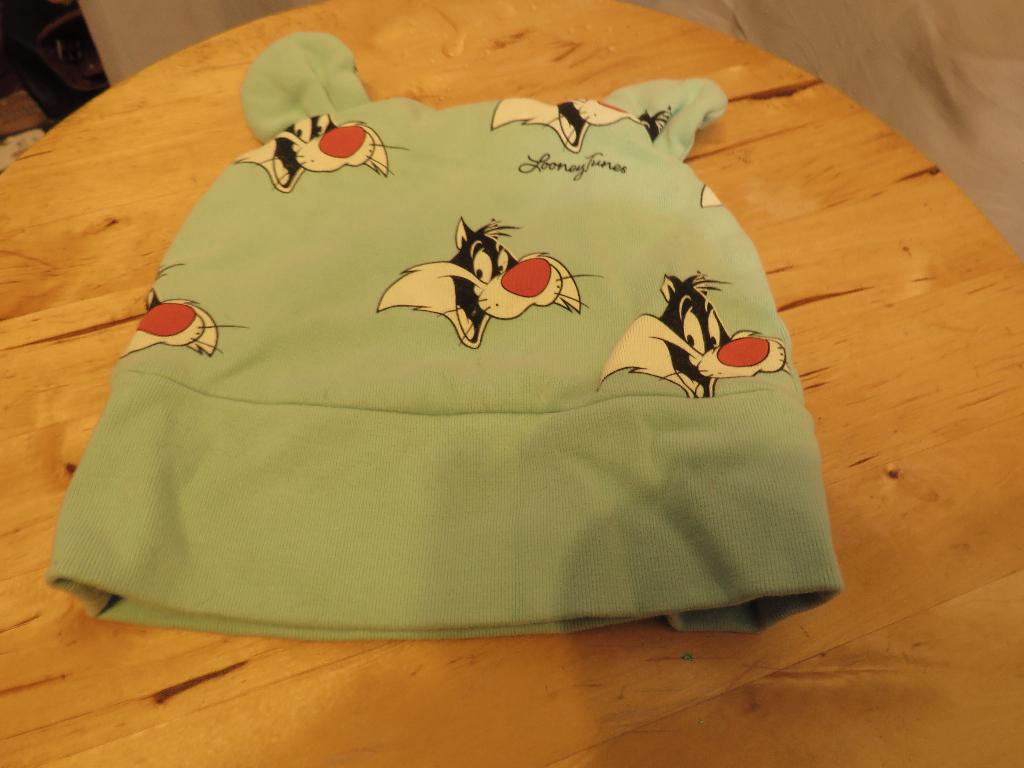 looney tunes mintgroene  babymuts mt M, Jongetje of Meisje, Ophalen of Verzenden, Zo goed als nieuw, Looney Tunes