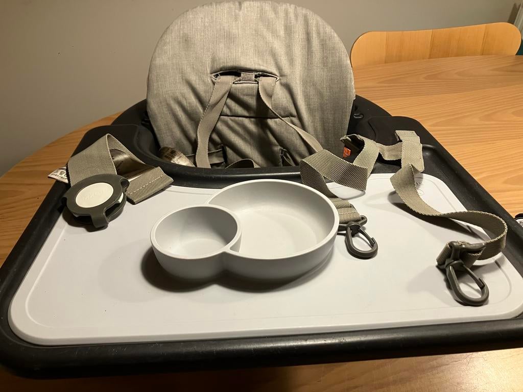 Stokke Steps peuterzitje met kussen, blad en placemet zwart, Ophalen, Gebruikt, Meegroeistoel, Gordel(s)