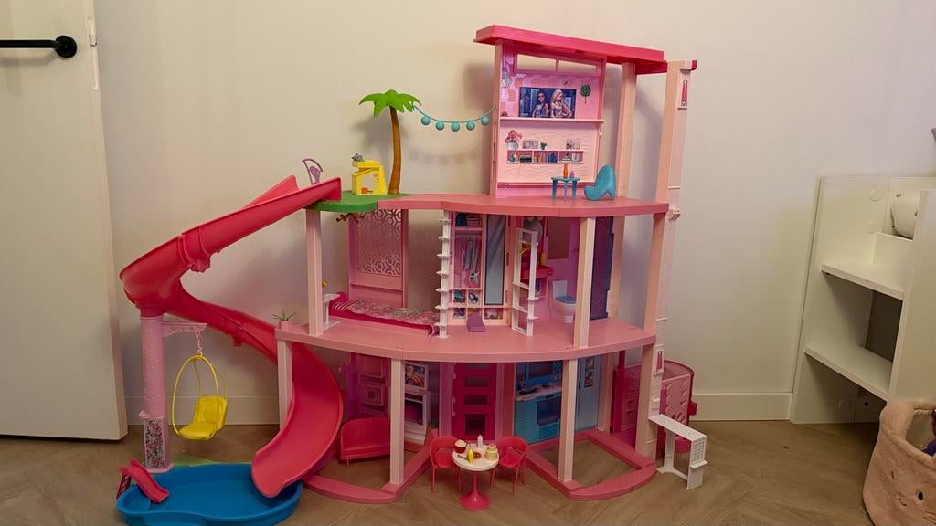 Barbie Dreamhouse met glijbaan en accessoires, Ophalen of Verzenden, Gebruikt, Poppenhuis