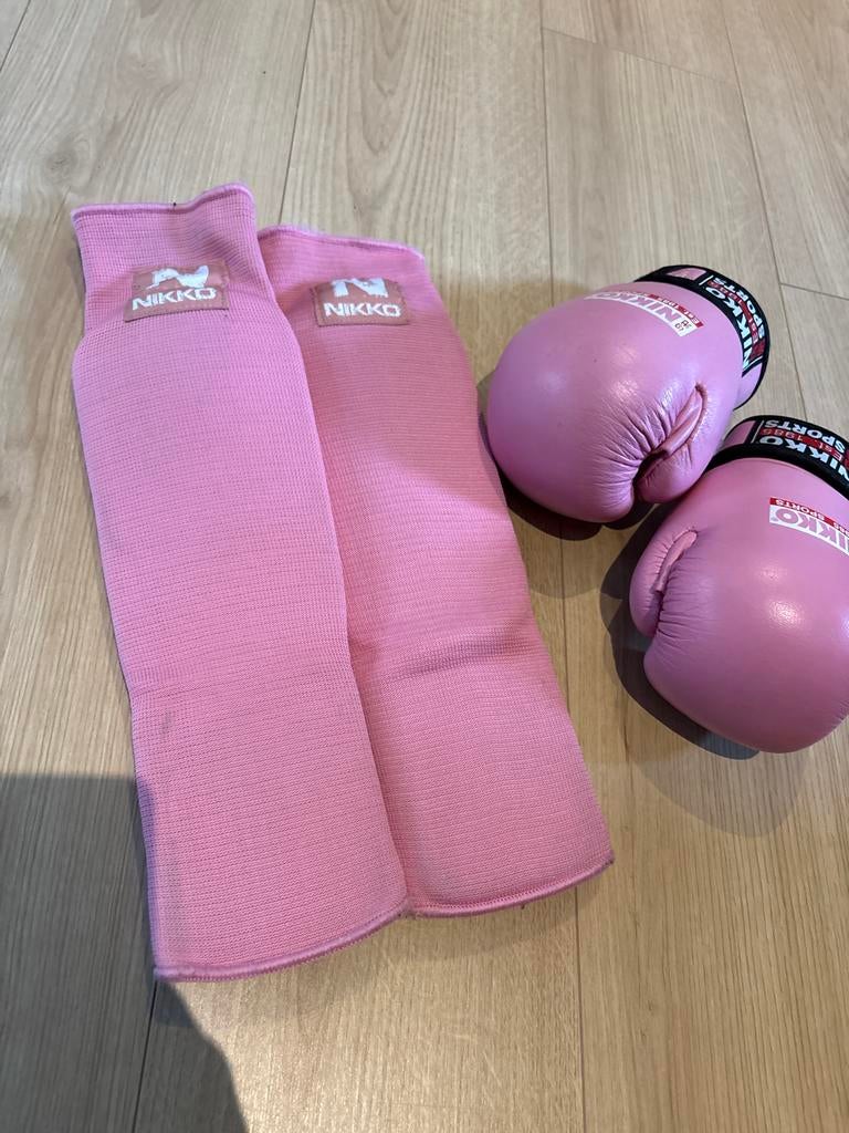 Nikko Sport Roze Bokshandschoenen en Scheenbeschermers, Ophalen, Gebruikt