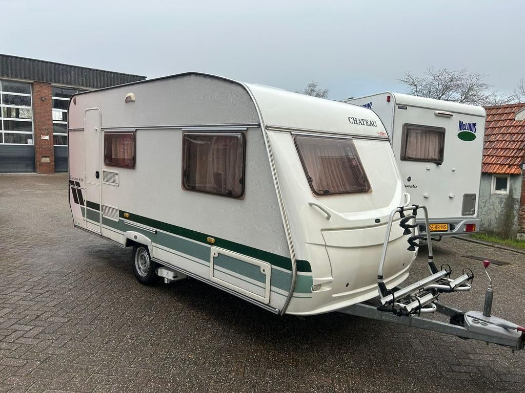 Chateau Caratt 430 caravan met mover bj 2004, Caravans en Kamperen, Chateau, Dwarsbed, Treinzit, 750 - 1000 kg