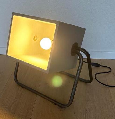 Betonnen vloerlamp Zuiver - Concrete industriële vloer lamp, Ophalen, Gebruikt, Overige materialen, Minder dan 100 cm