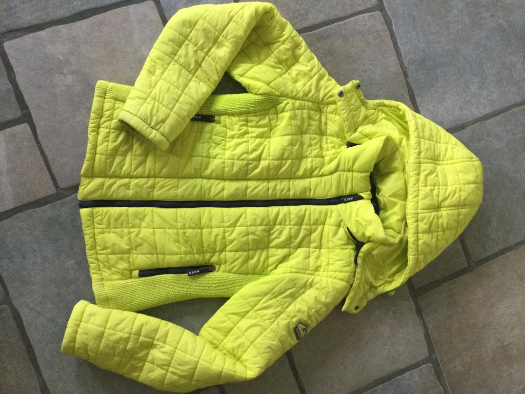 schitterende SUPERDRY neon gele winterjas maat S kort model., Kleding | Dames, Jassen | Winter, Gedragen, Maat 36 (S), Geel, Ophalen of Verzenden