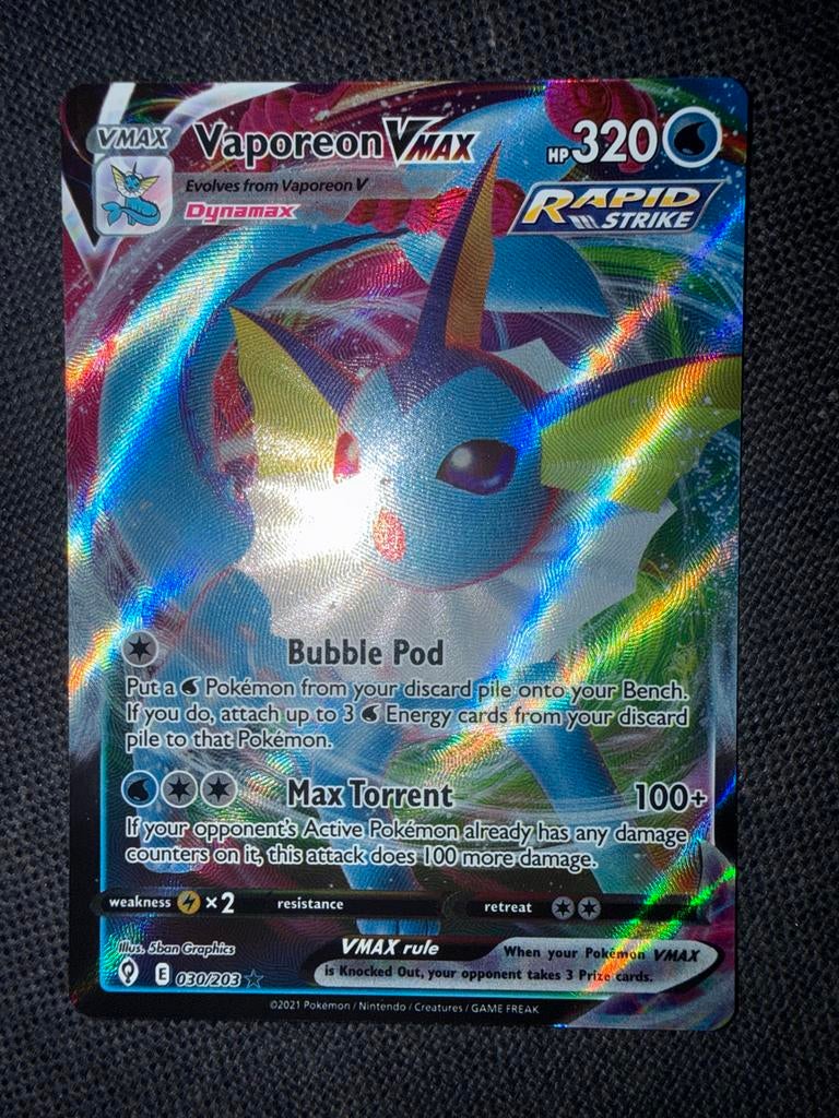 Vaporeon VMAX - Rapid Strike - E 030/203, Ophalen of Verzenden, Zo goed als nieuw, Losse kaart, Foil