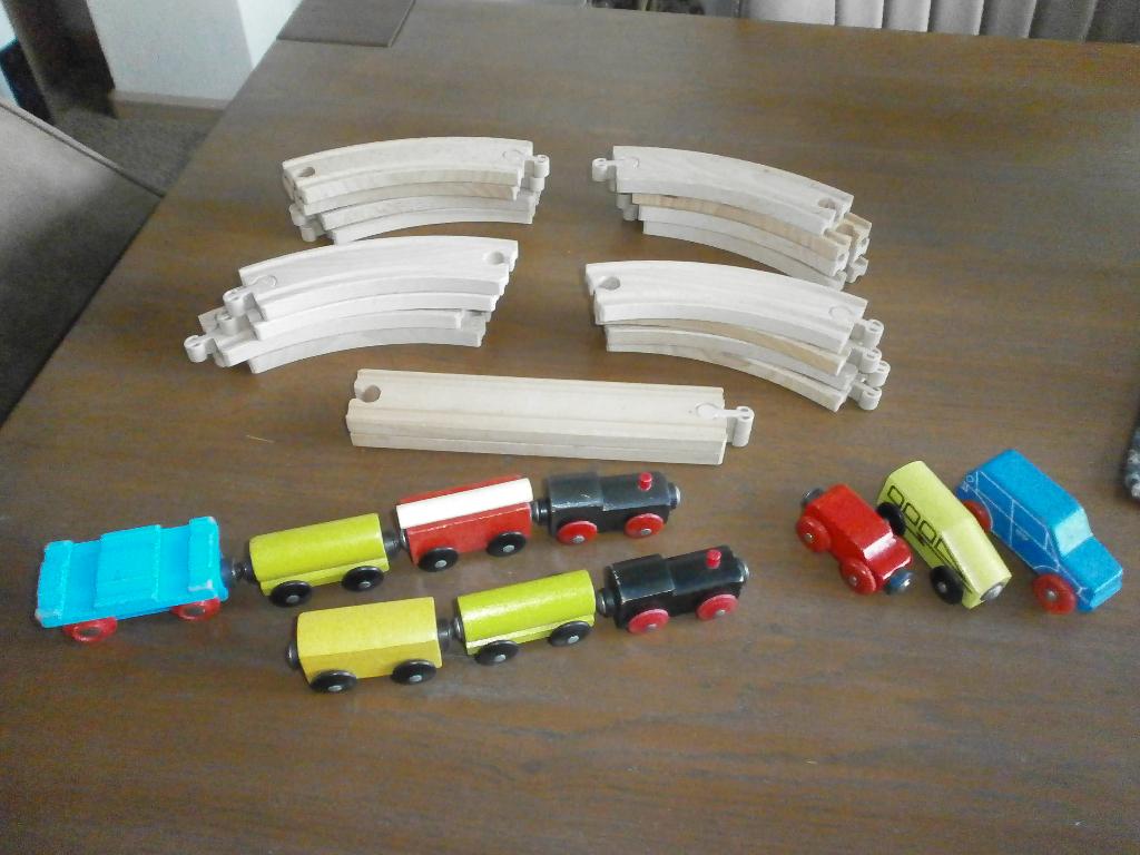 IKEA houten treinbaan met 2 treintjes, Ophalen of Verzenden, Zo goed als nieuw, Duw- of Trekspeelgoed