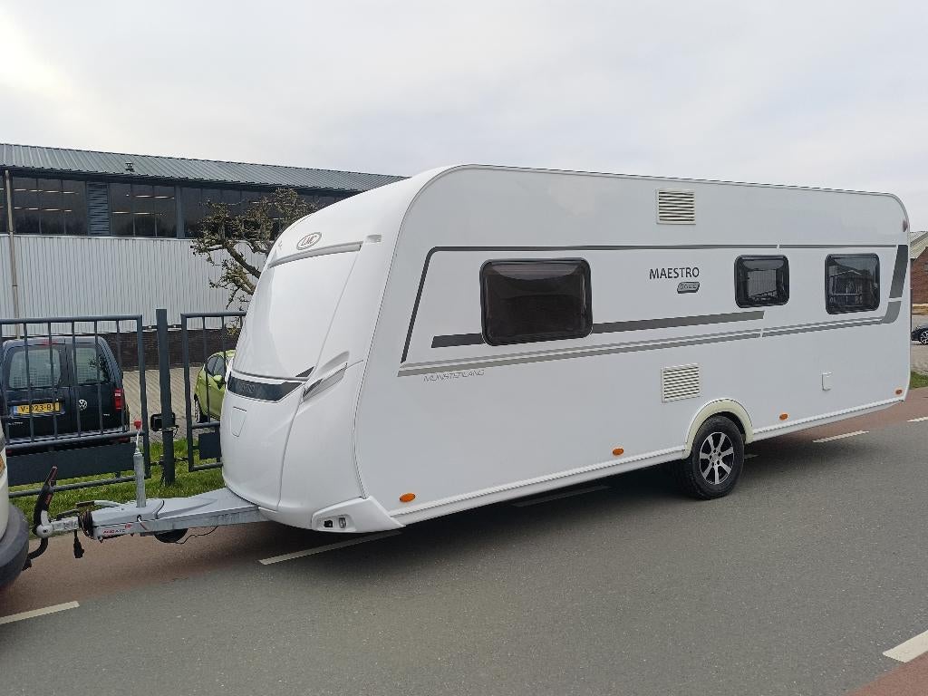 lmc münsterland maestro 560e  caravan camper 2000 kg, Vast bed, Rondzit, Bedrijf, Kachel