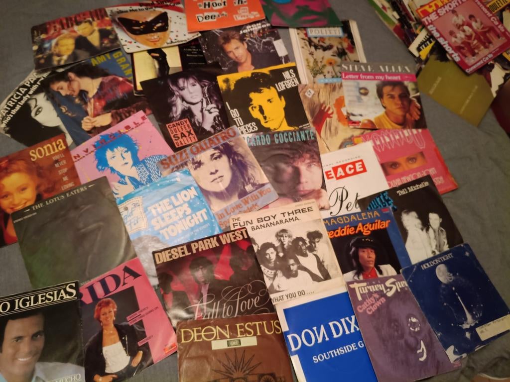 Partij vinyl singles jaren 80, in bananendoos, Cd's en Dvd's, Vinyl Singles, Gebruikt, Pop, Overige formaten, Ophalen of Verzenden