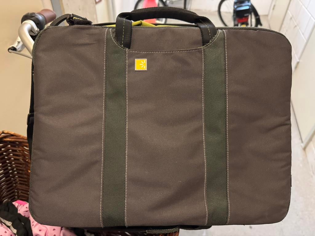 Nieuwstaat Logic laptop tas, Ophalen of Verzenden, 15 inch, Zo goed als nieuw, Schoudertas