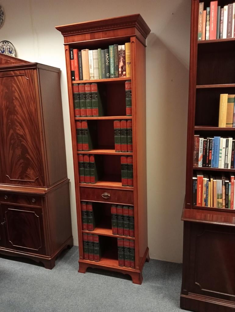 Heldense Smalle Taxus Boekenkast in Nieuwstaat, Met plank(en), Zo goed als nieuw, Heldense Exclusief, Heldense Exclusief