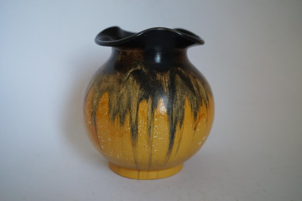 antiek '30 bol vaas keramiek koudlak crisisaardewerk oker., Antiek en Kunst, Antiek | Vazen, Ophalen of Verzenden