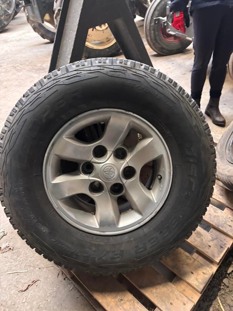 Toyota hilux  Velgen + Banden 255/70R15, Ophalen of Verzenden, Gebruikt