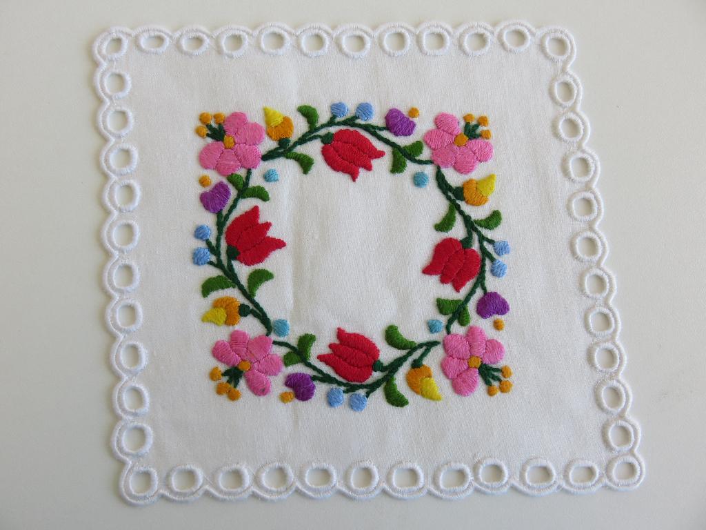 Vintage Hongaars Kalocsa onderzetter met bloemen borduursel, Antiek en Kunst, Antiek | Kleden en Textiel, Ophalen of Verzenden
