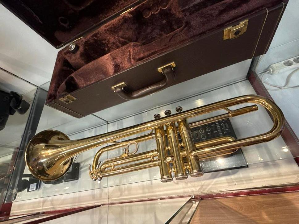 York International Trompet met Koffer Heel Nette staat!, Ophalen of Verzenden, Gebruikt, Bes-trompet, Met koffer