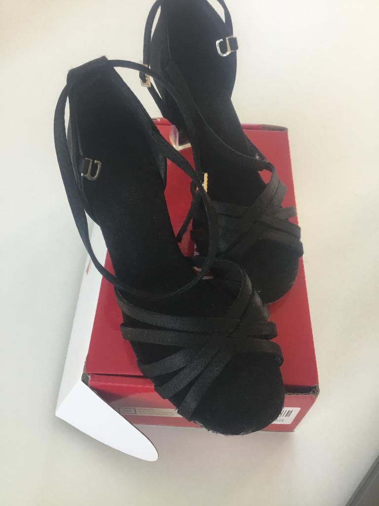 maat 35-36, alleen gedragen voor toneeluitvoering, Schoenen met lage hakken, Zwart, Ophalen of Verzenden, Onbekend