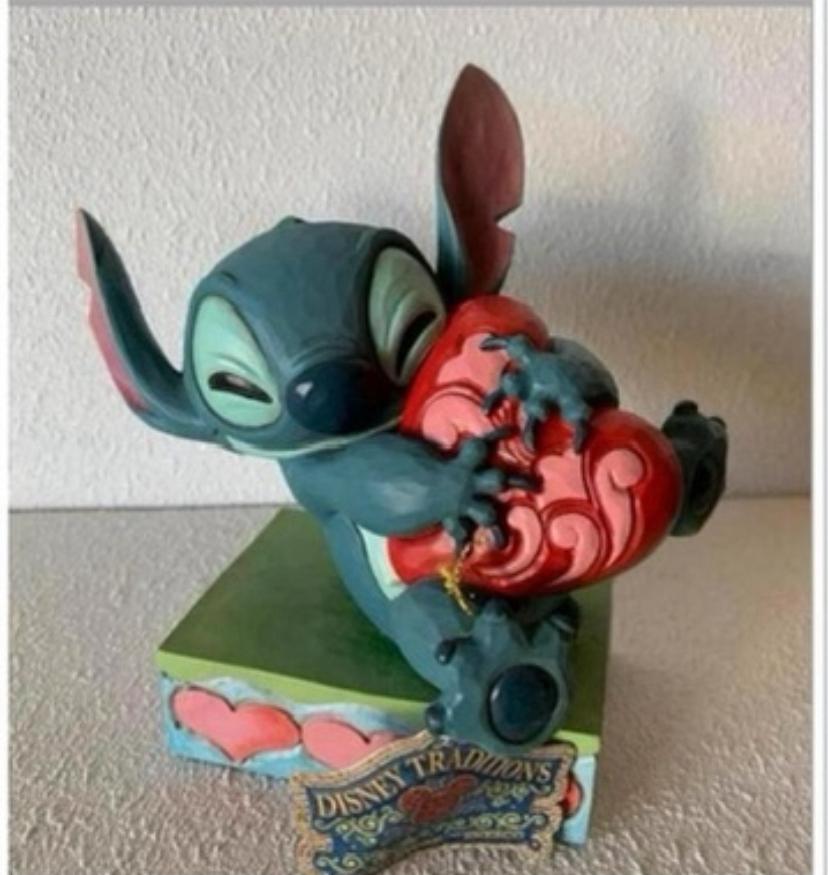 Disney beeld Stitch Hugging Heart, Ophalen of Verzenden, Overige figuren, Nieuw, Beeldje of Figuurtje