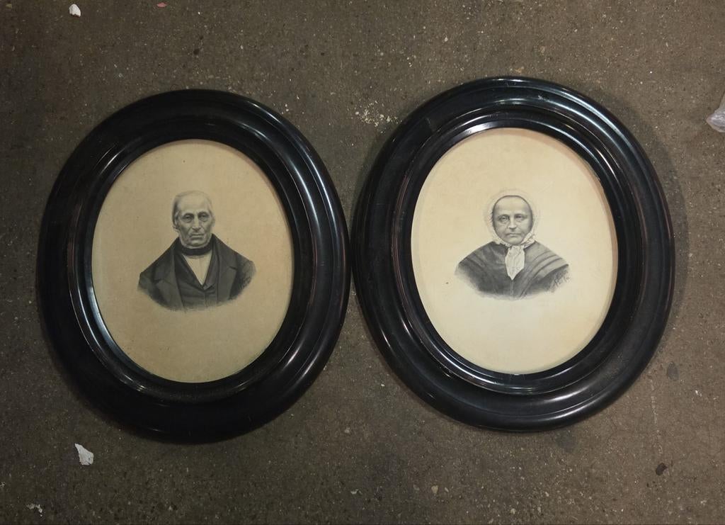 Antieke zwarte houten ovale fotolijsten, Ophalen