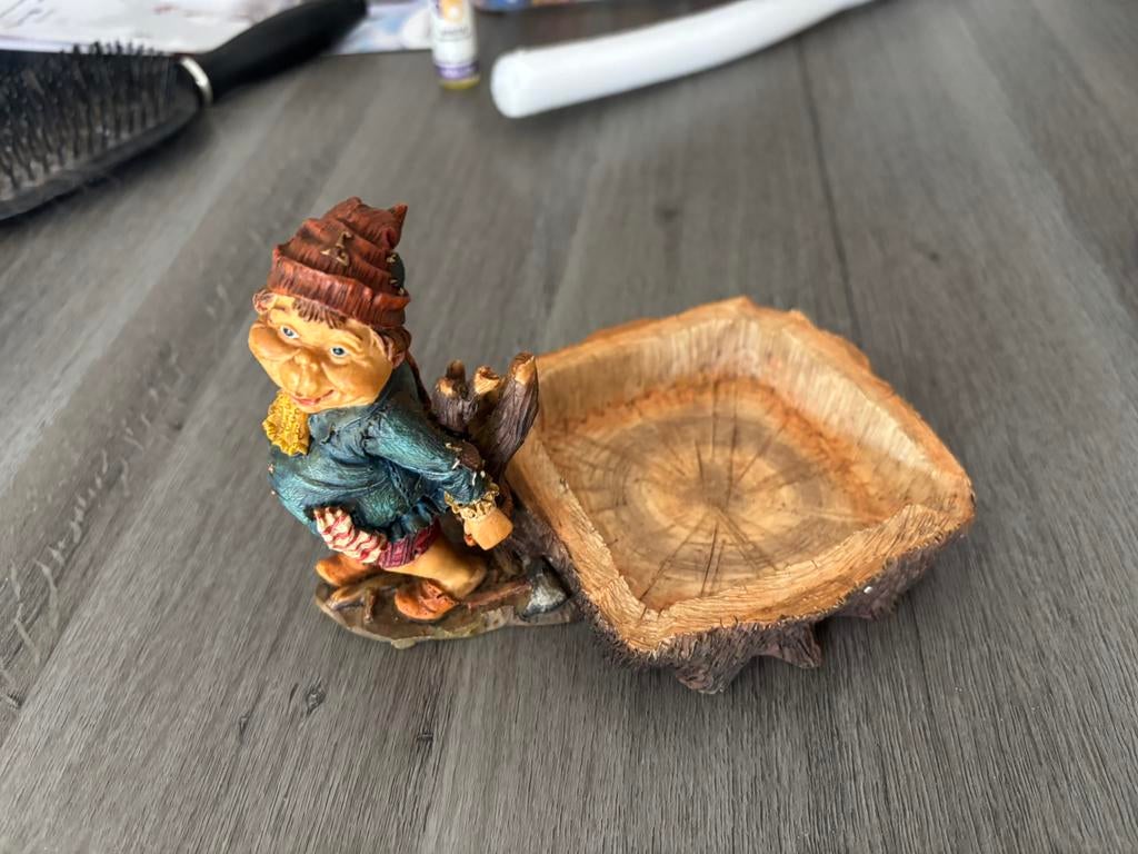 Laaf met bakje., Ophalen, Zo goed als nieuw, Beeldje of Poppetje