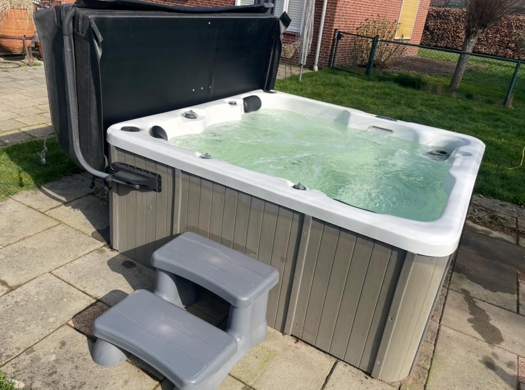 Luxe Jacuzzi met Afdekzeil en Trap - Perfect voor Ontspannin, Ophalen, Zo goed als nieuw, Afdekzeil, Vast