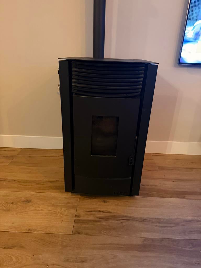 Zwarte pelletkachel met afvoerpijp, Huis en Inrichting, Kachels, Gebruikt, Overige brandstoffen, Ophalen of Verzenden, Pelletkachel