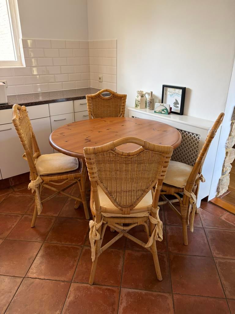 GRATIS Rotan keukentafel en 4 rotan stoelen, Ophalen, Gebruikt, Rotan, 4 tot 6 stoelen