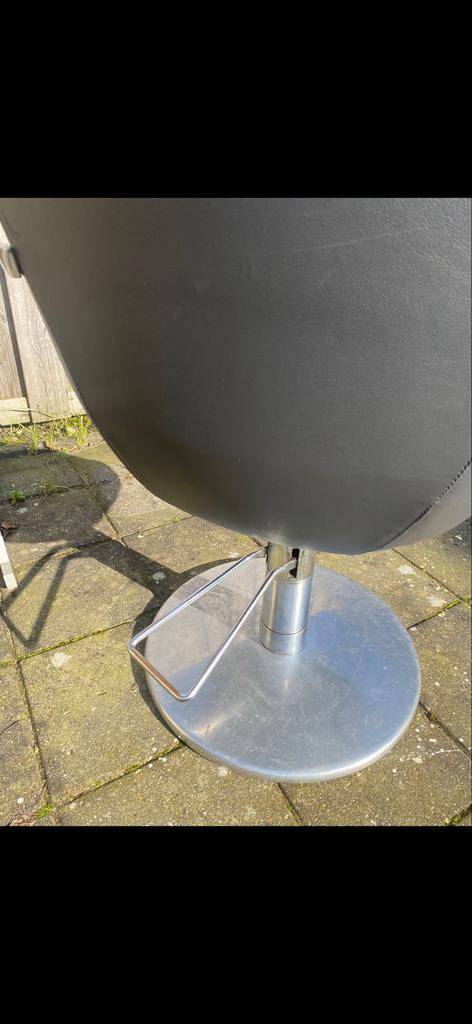 Zwarte draaibare kapperstoel, Huis en Inrichting, Ophalen, Gebruikt, Zwart, Metaal