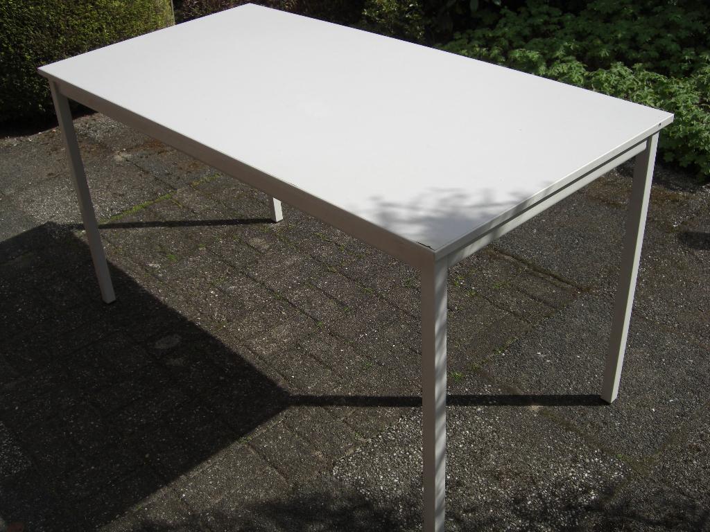 Te koop stalen tafel, Huis en Inrichting, Tafels | Eettafels, Ophalen, Gebruikt, 100 tot 150 cm, 50 tot 100 cm
