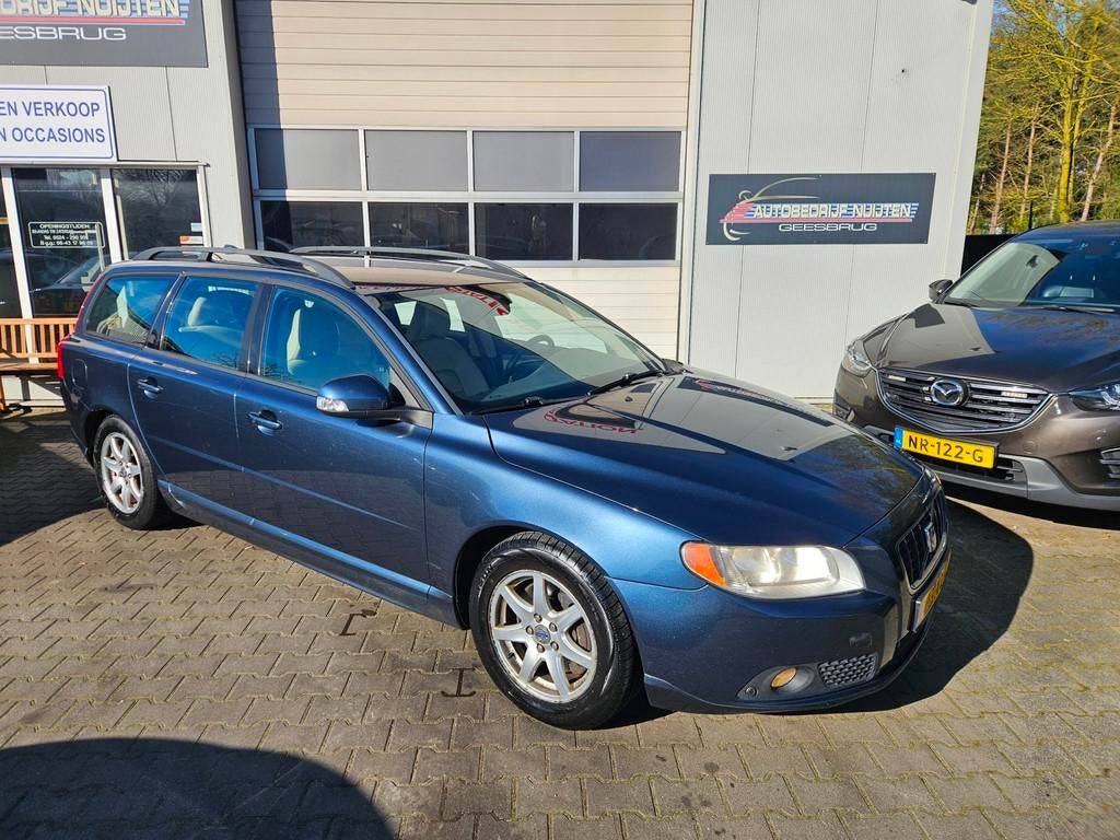 Volvo V70 2.4 D5 Momentum LEER..TREKHAAK, Auto's, Volvo, Voorwielaandrijving, 15 km/l, Blauw, Traction-control