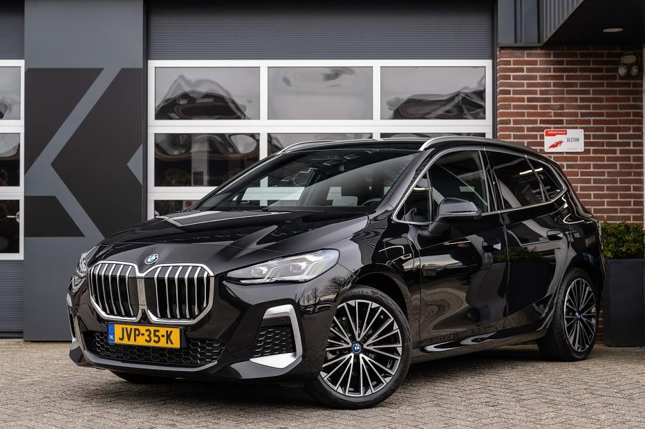 BMW 2 Serie 225 225e xDrive M Sport | Panorama | Harman/Kard, Automaat, 1800 kg, Gebruikt, Zwart