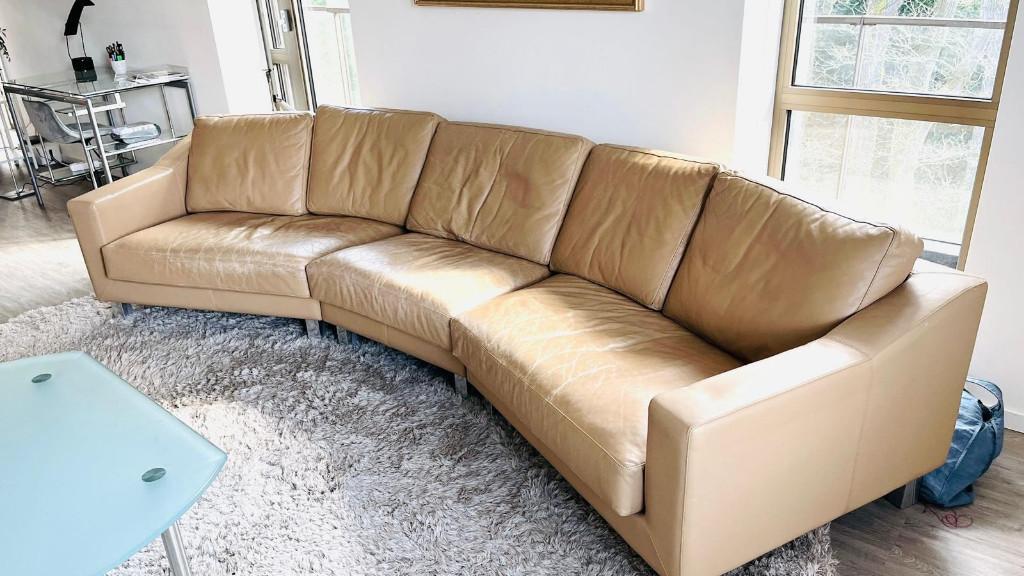 Zitbank LEOLUX leer 5 zits desert beige, Ophalen, Gebruikt, 300 cm of meer, Organisch modern design; tijdloze uitstraling