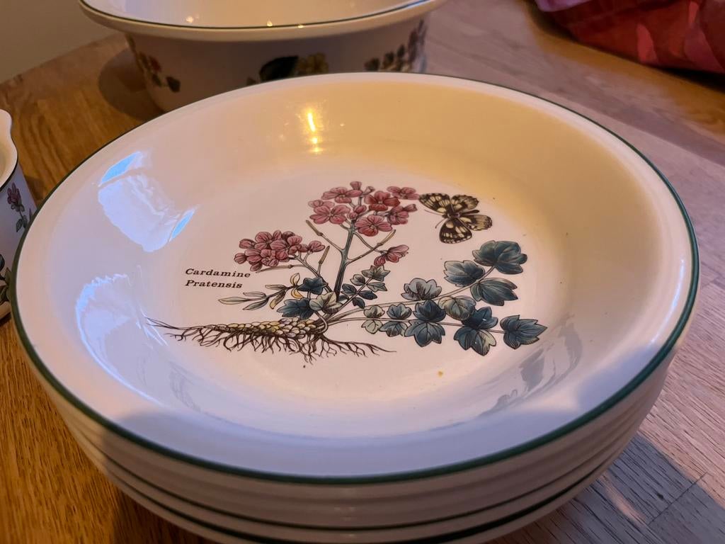 Florabunda wedgewood serviesset 4p met schalen, Ophalen