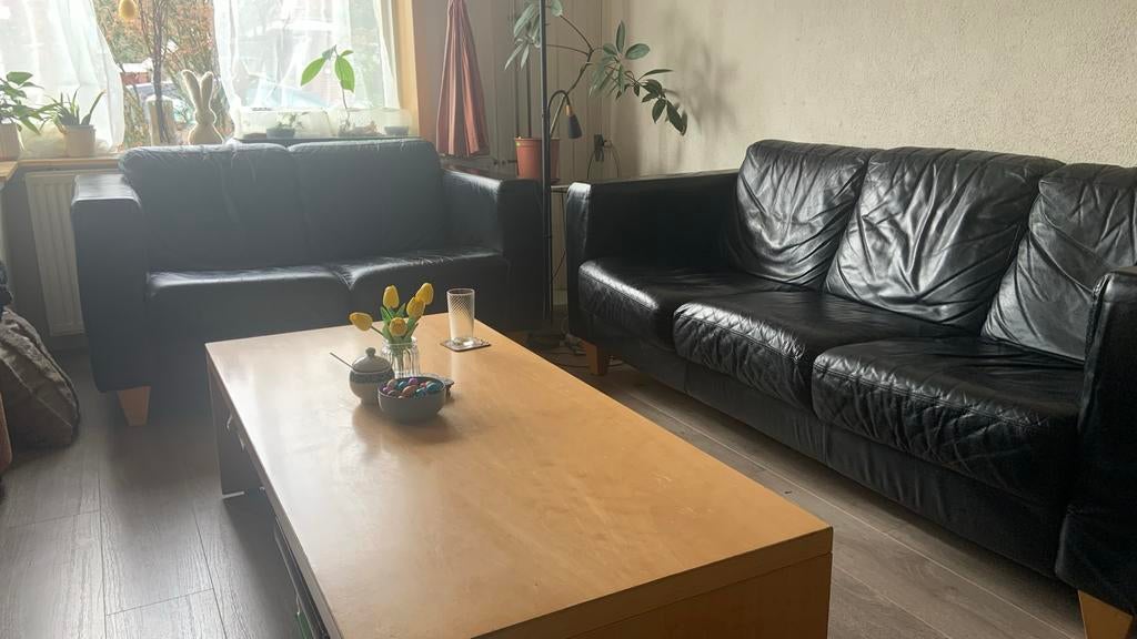 GRATIS!: Zwarte leren twee- en driezits bankstel (gebruikt), Ophalen, Gebruikt, Minder dan 75 cm, Driepersoons