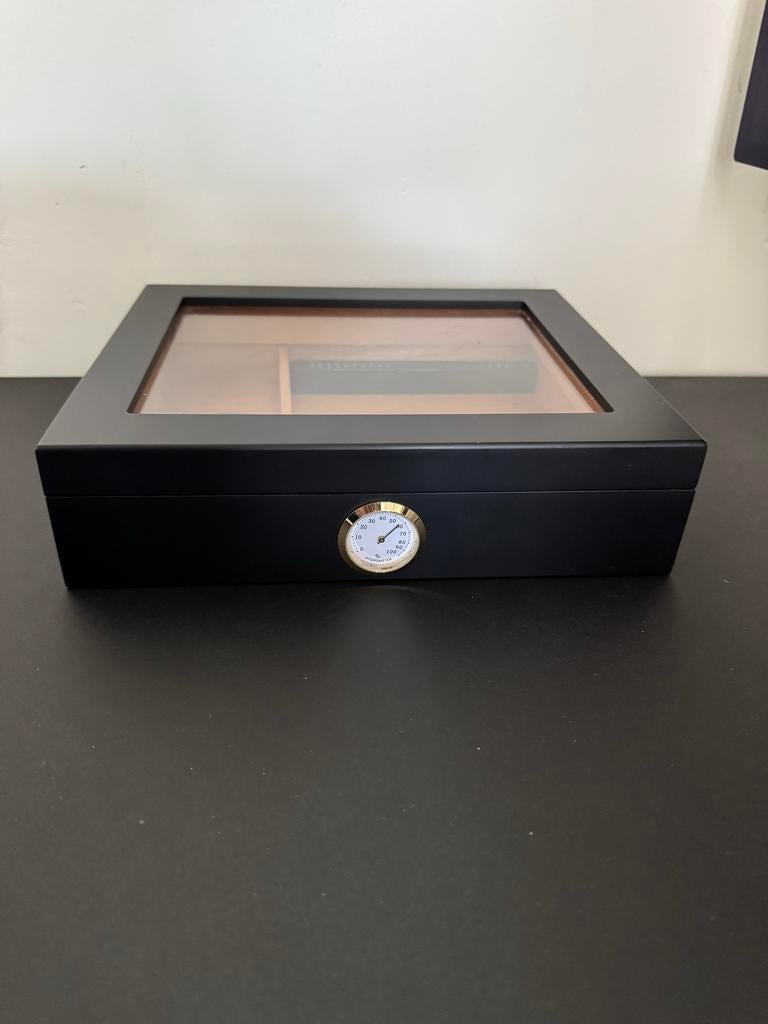 Humidor Zwart met glazen venster, Verzamelen, Rookartikelen, Aanstekers en Luciferdoosjes, Ophalen of Verzenden, Zo goed als nieuw