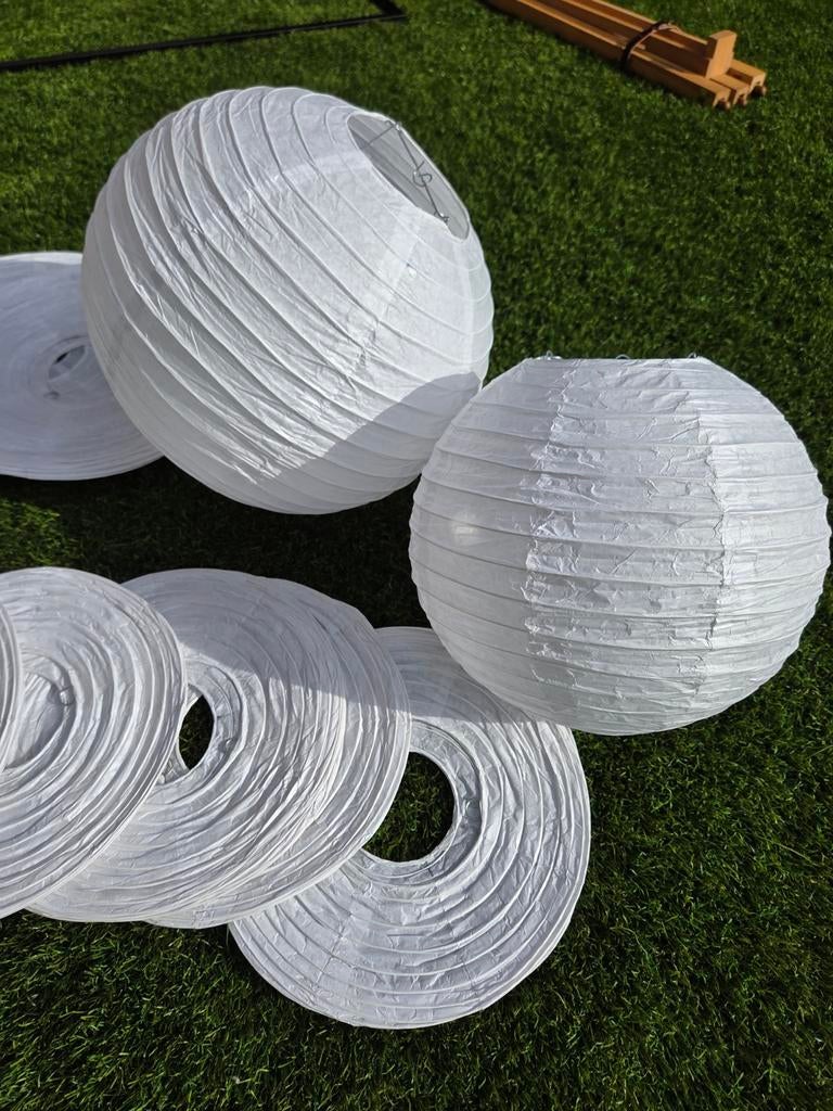 Te huur: Witte Lampionnen Set: 8 Grote & 8 Middelgrote, Ophalen of Verzenden, Gebruikt, Versiering, Geboorte of Huwelijk