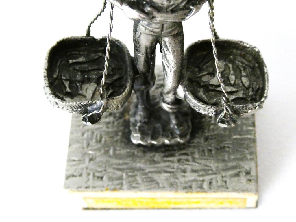 Beeldje / luciferhouder Spaanse visser oud luciferdoosje, Antiek en Kunst, Ophalen of Verzenden