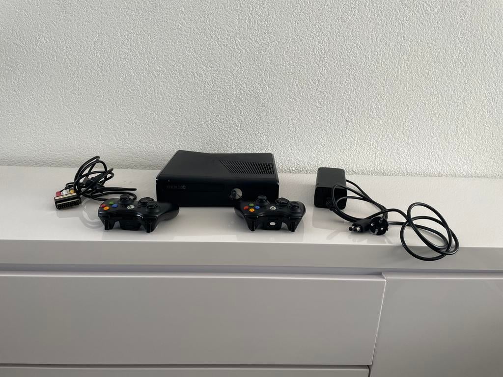Xbox 360 + 2 controllers + HDMI + kabels – klaar om te gamen, Spelcomputers en Games, Spelcomputers | Xbox 360, Ophalen of Verzenden