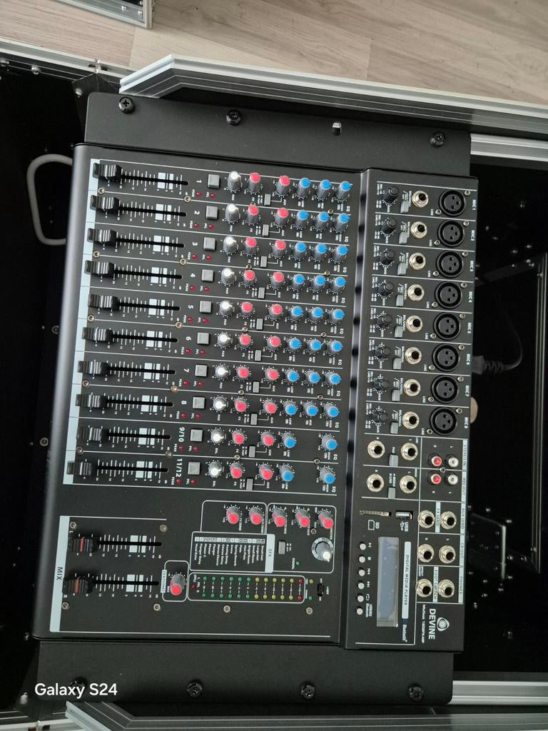 Flightcase met Devine mengpaneel en Crown versterker, Ophalen, Microfooningang, 10 tot 20 kanalen, Zo goed als nieuw