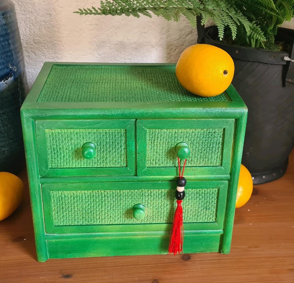 Mini ladenkastje vintage boho stijl groen met hangertje, Minder dan 50 cm, Ophalen of Verzenden, Zo goed als nieuw, Minder dan 100 cm