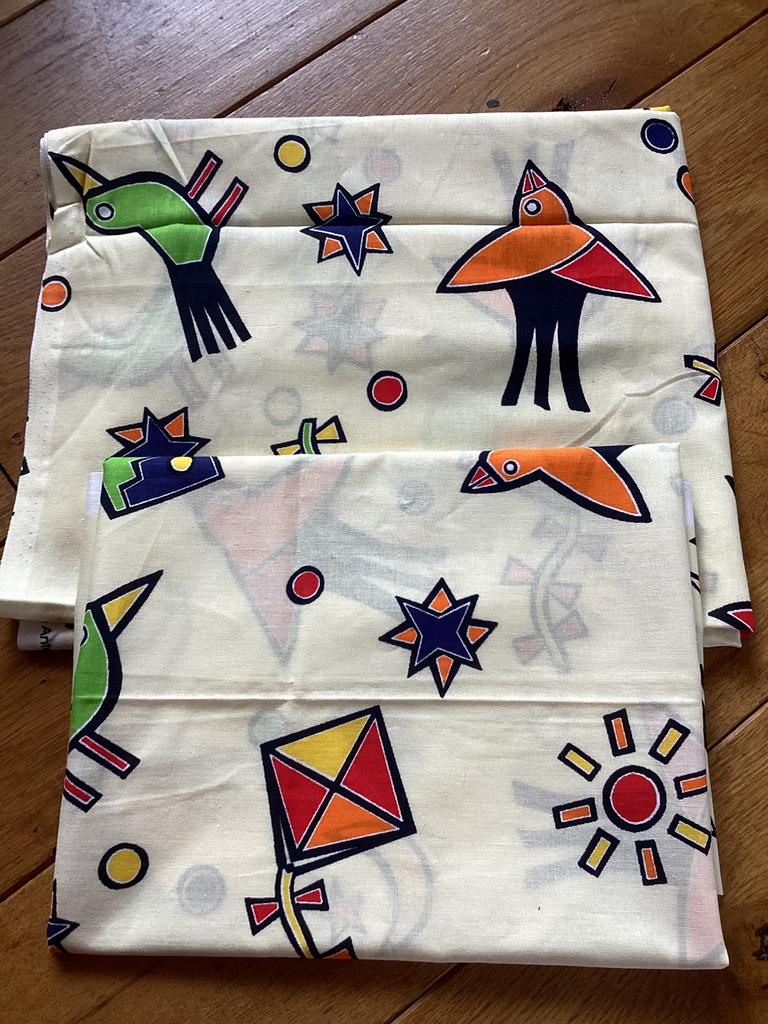 Zachtgele vrolijke lap met vogels, vliegers, zonnetjes., 120 cm of meer, Geel, Ophalen of Verzenden, Katoen