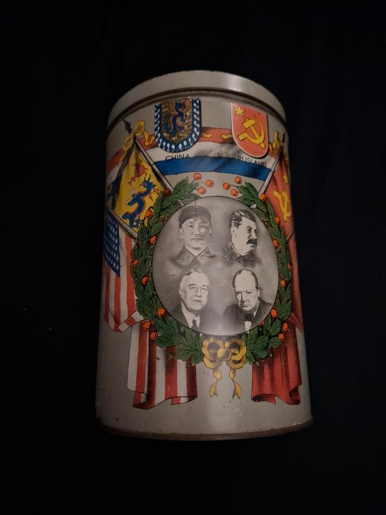 Bevrijdingsblik WO2 met geallieerde leiders en vlaggen, Verzamelen, Ophalen of Verzenden, Overige soorten, Nederland, Kist of Geocache