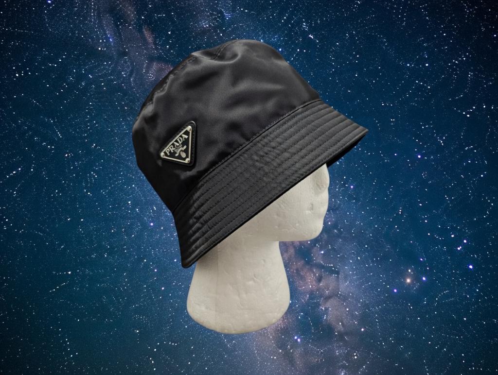 Prada Re-Nylon Bucket Hat Zwart – ZGAN – Origineel met Tags, Kleding | Heren, Hoeden en Petten, Ophalen of Verzenden, Zo goed als nieuw