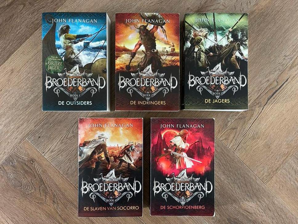 De Broederband - Deel 1 t/m 5 - John Flanagan, Ophalen of Verzenden, Gelezen