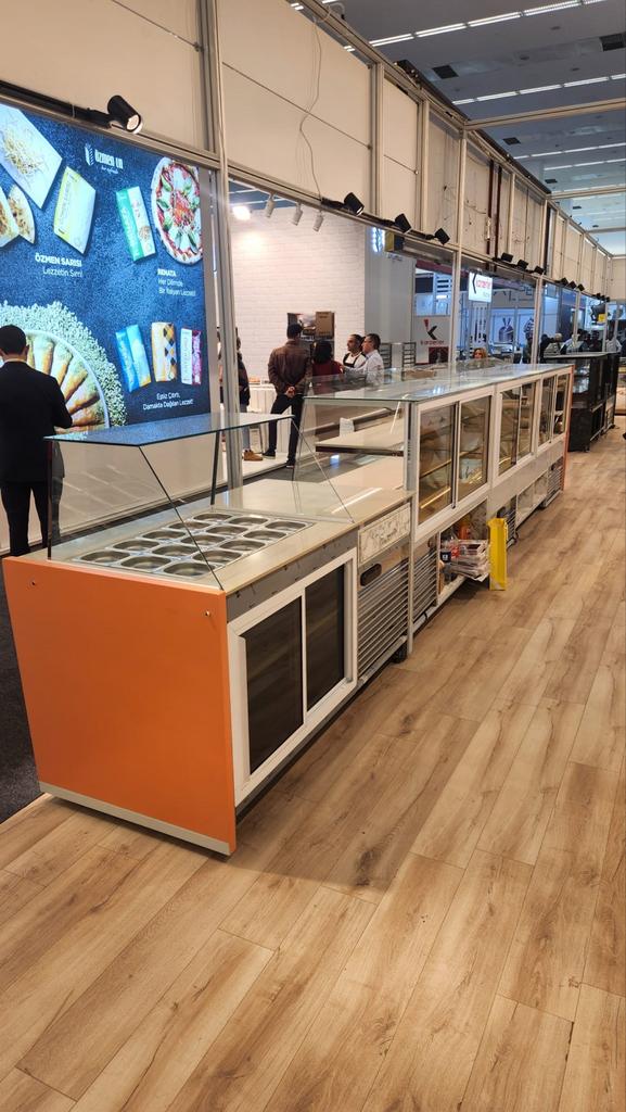 Bakkerij Toonbank 6.5m | Koelvitrine + Saladebar | Showroom, Maatwerk, 3044AS, Koelen en Vriezen, Ophalen of Verzenden